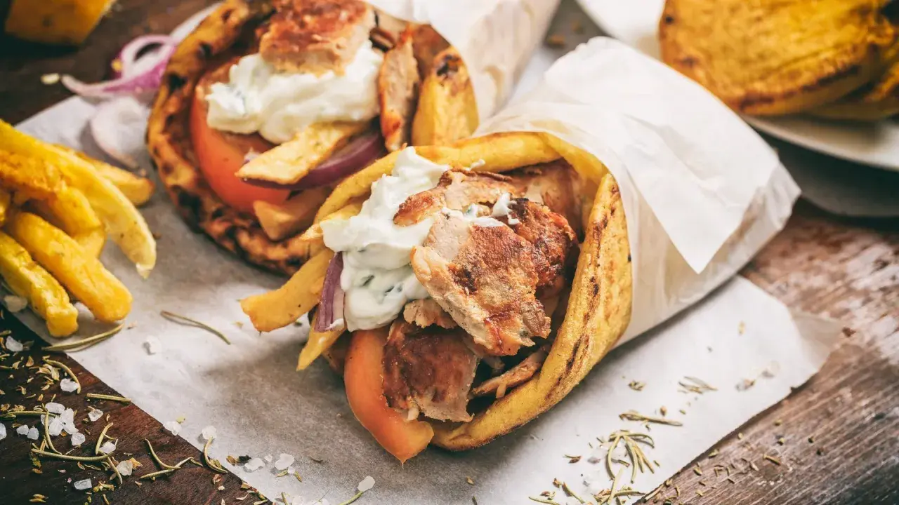 Zwei saftige Gyros-Wraps mit Fleisch, Pommes, Tomaten und Tzatziki. Perfekt für eine Schwangerschaft, wenn der Heißhunger kommt!