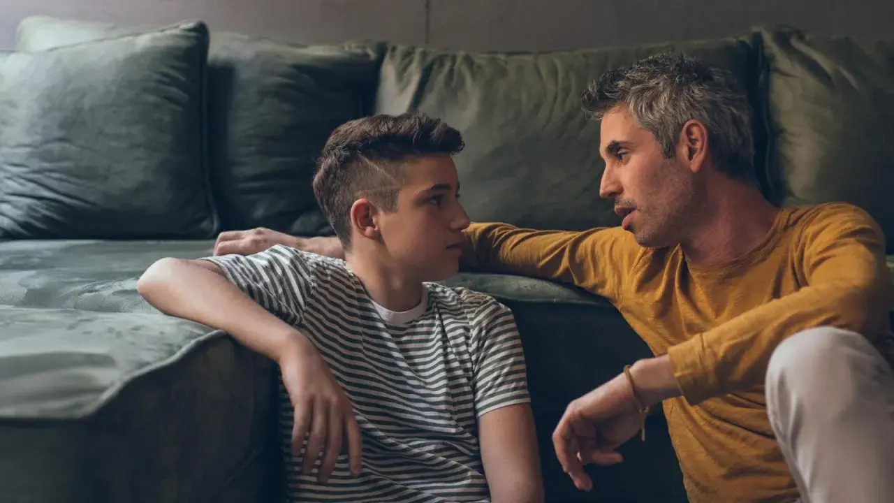 Vater spricht mit seinem Sohn, der in der Pubertät ist. Ich komme mit meinem pubertierenden Sohn nicht mehr klar, aber wir versuchen, uns zu verstehen.