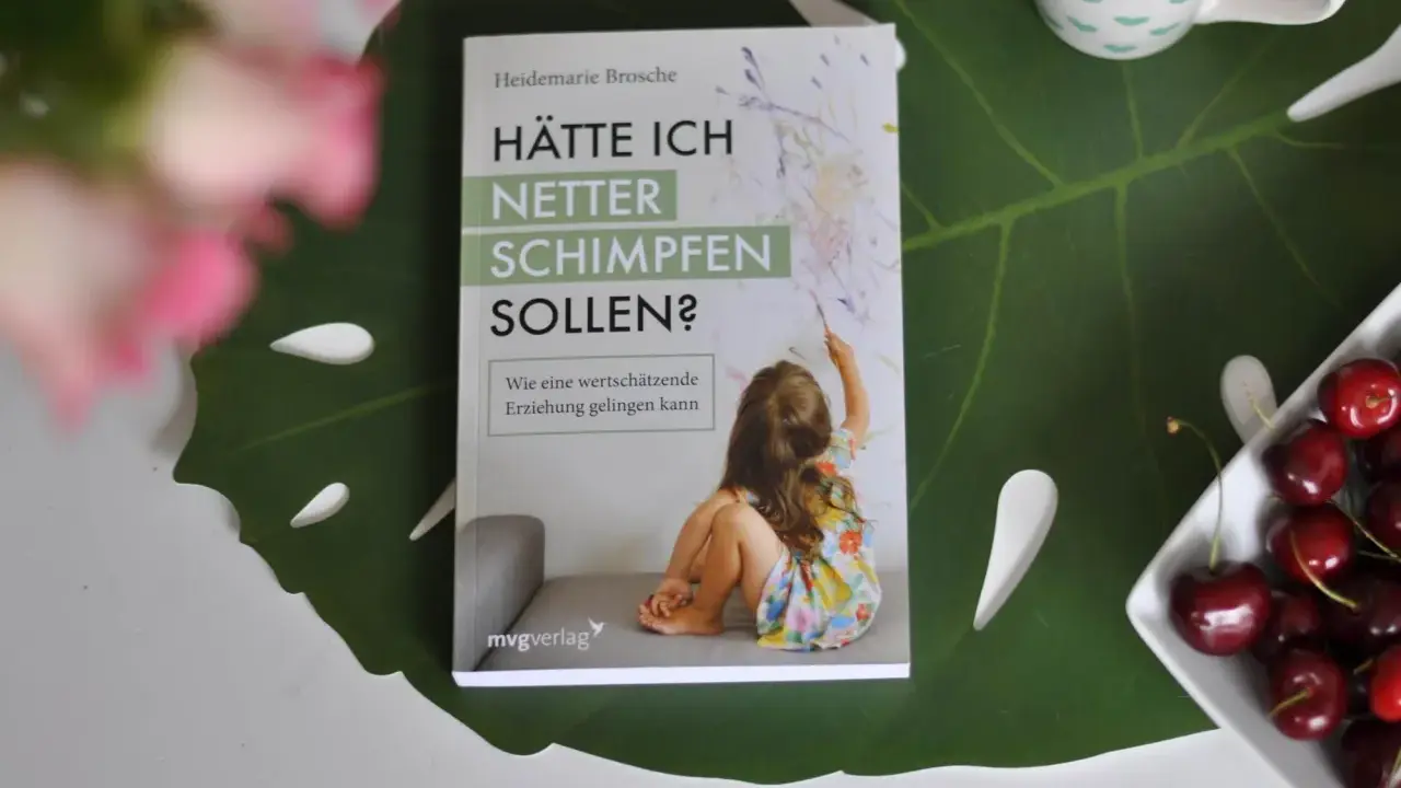 Buchcover "Hätte ich netter schimpfen sollen?" zeigt ein Kind, das malt. Ein Ratgeber für Eltern, die lernen wollen, wie eine Mutter schimpft, ohne ihr Kind zu verletzen.