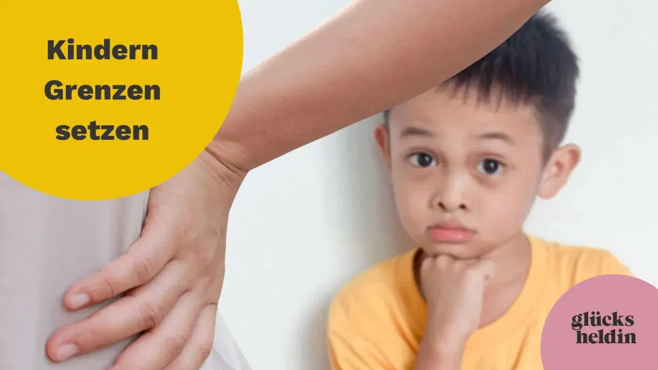 Ein Junge mit traurigem Blick lehnt an einer Wand. Eine Hand liegt auf seiner Schulter, als würde sie ihm Halt geben. Der Text "Kindern Grenzen setzen" steht auf einem gelben Kreis.