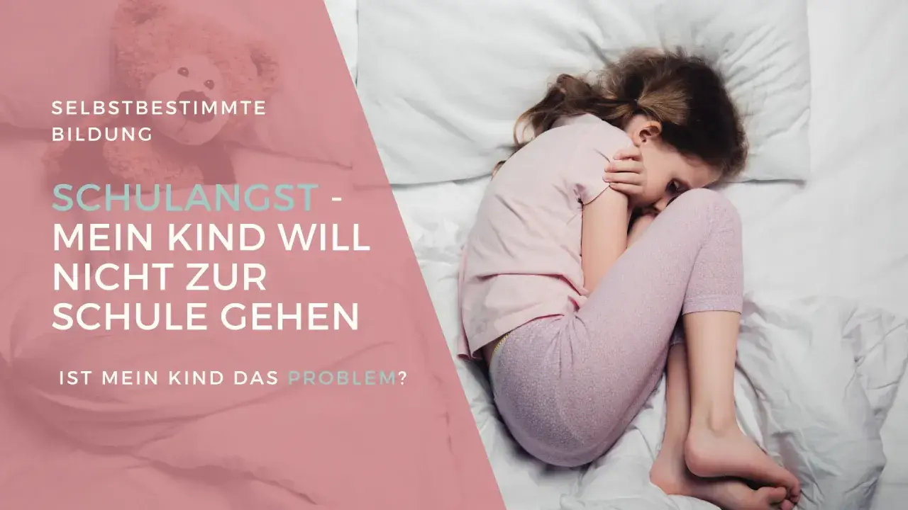 Ein Kind krümmt sich ängstlich im Bett. "Schulangst - mein Kind will nicht zur Schule gehen." Ist das Kind das Problem?