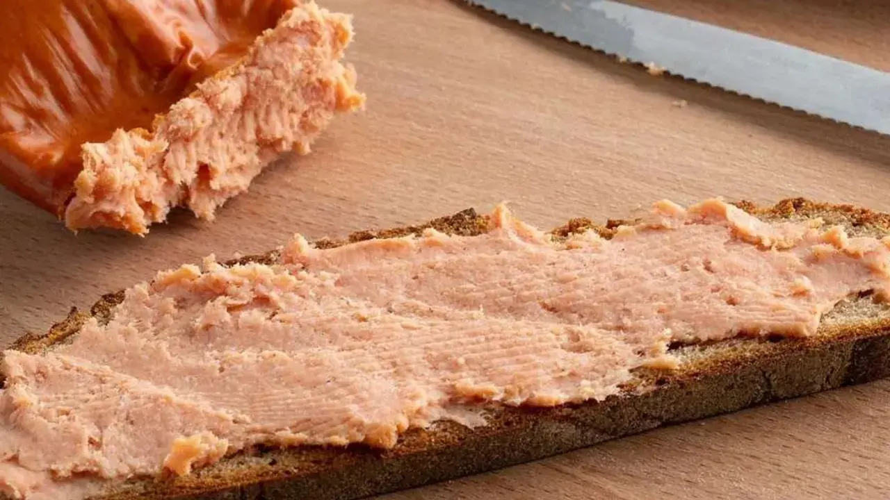 Teewurst auf Brot, ein Genuss, der auch in der Schwangerschaft erlaubt ist.