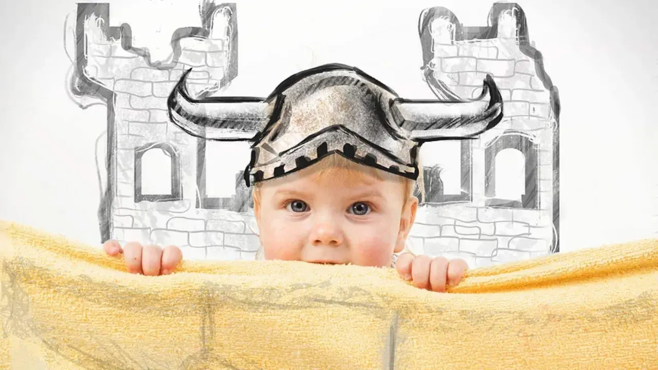 Kleines Wikinger-Baby mit Helm vor einer Burgkulisse. Vielleicht ein zukünftiger Held mit einem Namen wie Astrid oder Freya?