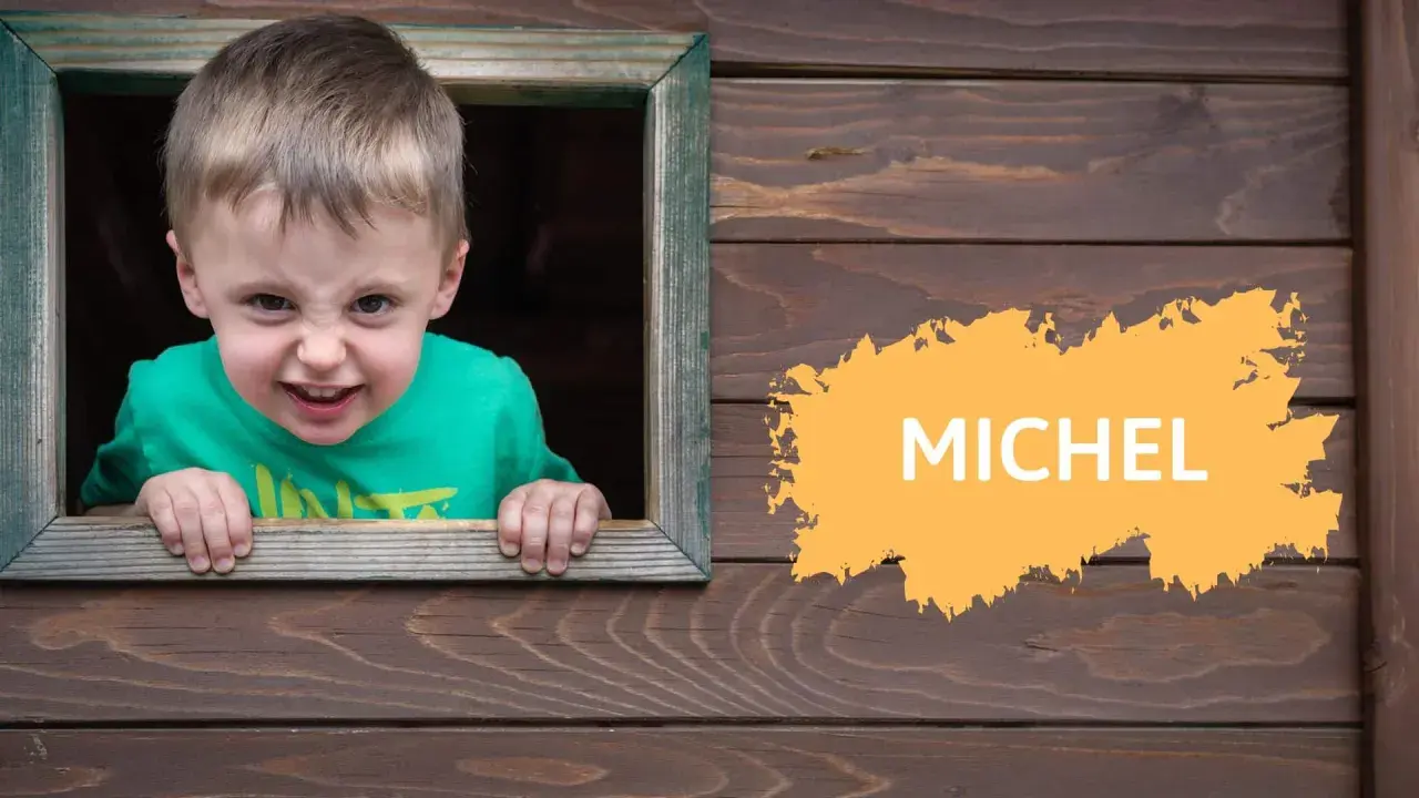 Ein frecher Junge namens Michel schaut aus einem Holzhaus. Michel ist einer der vielen einsilbigen Jungennamen.