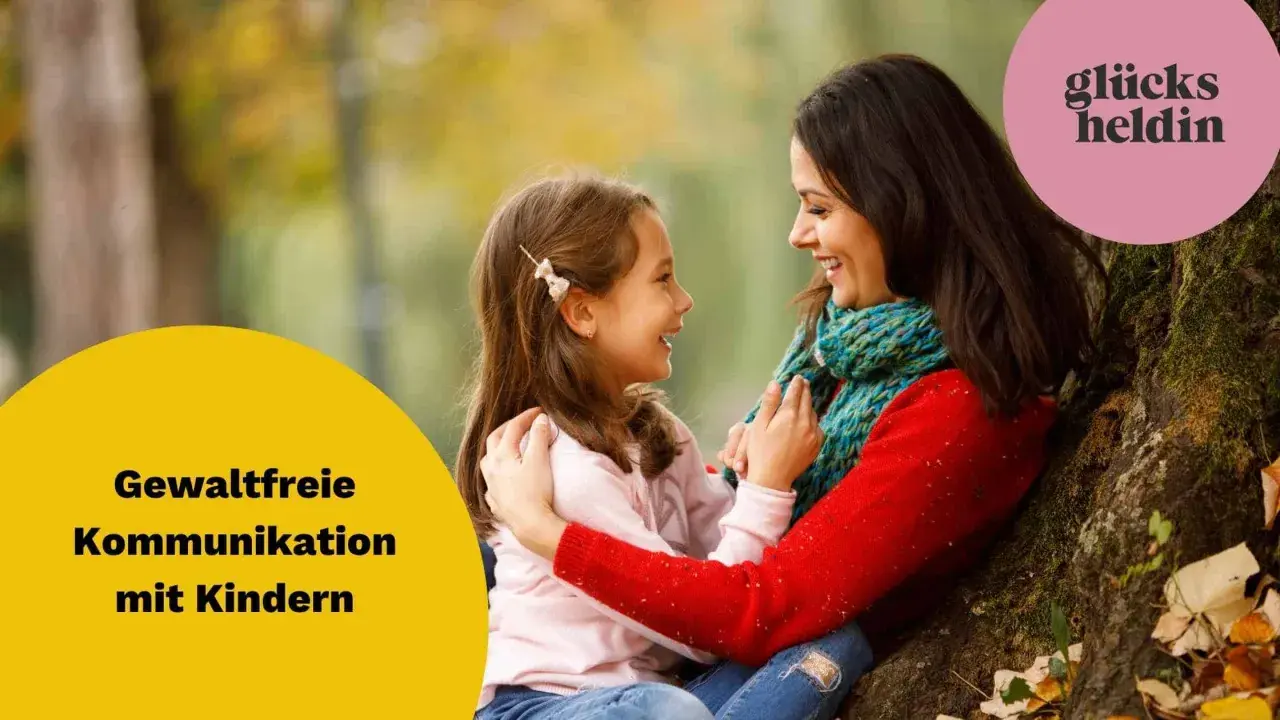 Eine Mutter und ihr Kind lachen sich an. Der Text "Gewaltfreie Kommunikation mit Kindern" und "glücks heldin" sind zu sehen.