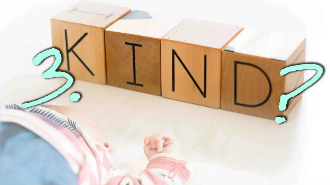 Holzklötze mit den Buchstaben K, I, N, D und einem Fragezeichen. Daneben liegt ein Baby. Ist das dritte Kind eine falsche Entscheidung?