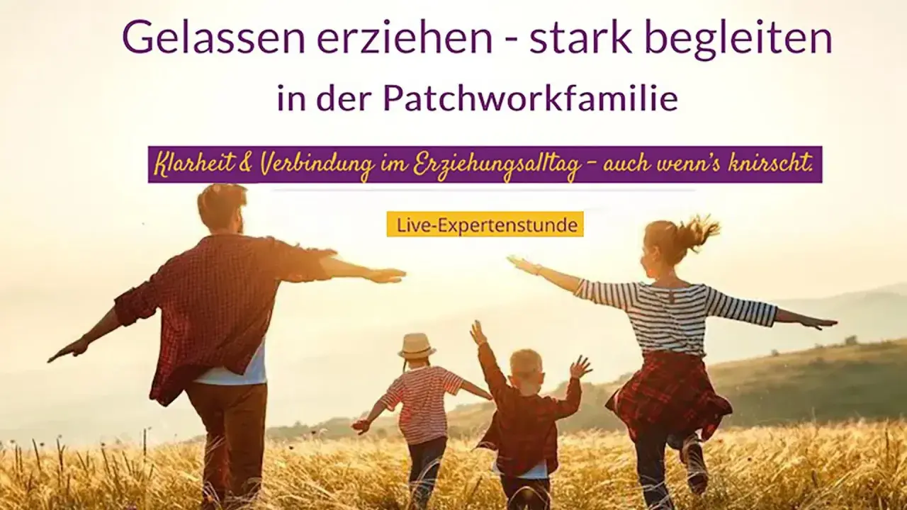 Eine Familie, die eine Patchworkfamilie repräsentiert, rennt glücklich über ein Feld. Sie lernen, gelassen zu erziehen und stark zu begleiten.