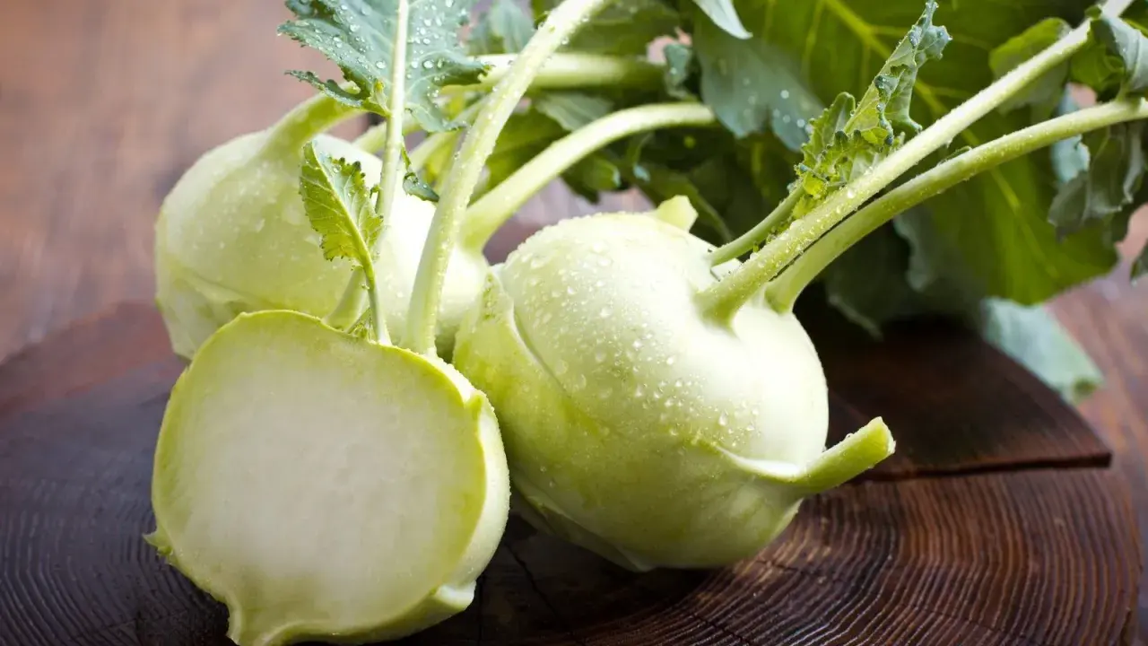 Frische Kohlrabi mit Wassertropfen auf Holz. Ein gesunder Snack, ideal für die Kohlrabi Schwangerschaft.