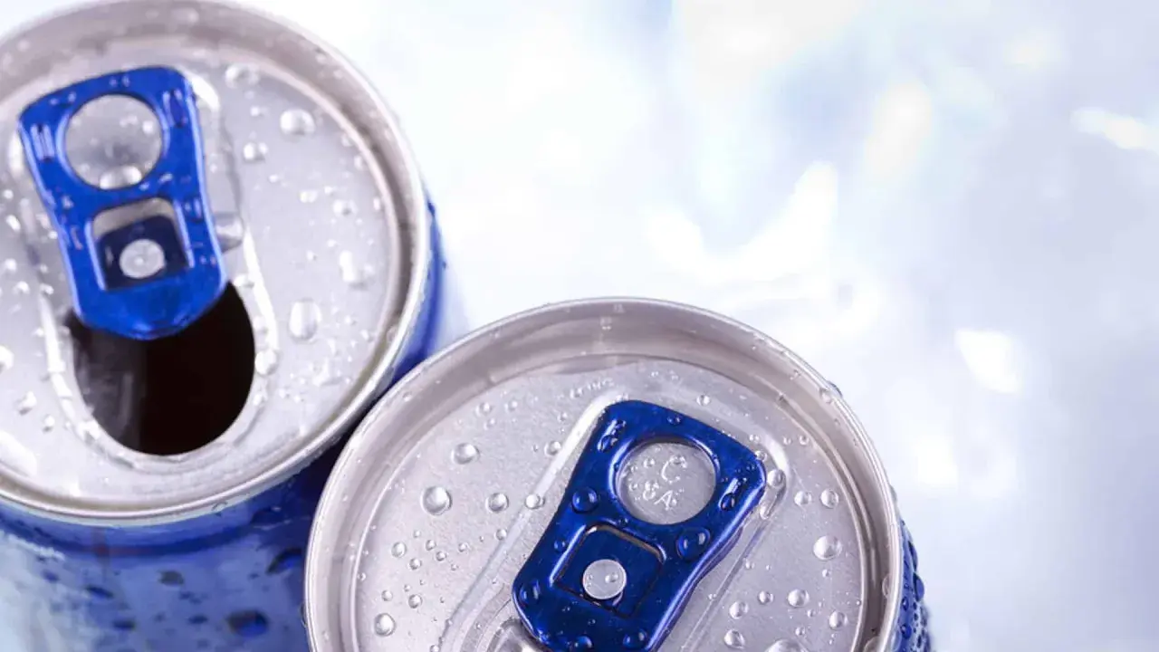 Zwei eisgekühlte Dosen mit blauem Ringpull. Vorsicht bei der Wahl von Energy Drinks in der Schwangerschaft.