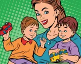 Mutter mit zwei Kindern, die Spielzeugautos halten. Sie ermutigt sie, ihre eigene Meinung zu bilden, während sie spielen.