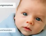 Ein süßer Junge mit blauen Augen, eingewickelt in eine blaue Decke. Der Text im Bild spricht von klangvollen Jungennamen, einzigartig und besonders.