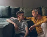 Vater spricht mit seinem Sohn, der in der Pubertät ist. Ich komme mit meinem pubertierenden Sohn nicht mehr klar, aber wir versuchen, uns zu verstehen.