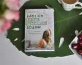Buchcover "Hätte ich netter schimpfen sollen?" zeigt ein Kind, das malt. Ein Ratgeber für Eltern, die lernen wollen, wie eine Mutter schimpft, ohne ihr Kind zu verletzen.
