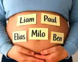 Bauch mit Haftnotizen: Liam, Paul, Elias, Milo, Ben. Eine Auswahl an seltenen Jungennamen für das kommende Baby.