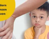 Ein Junge mit traurigem Blick lehnt an einer Wand. Eine Hand liegt auf seiner Schulter, als würde sie ihm Halt geben. Der Text "Kindern Grenzen setzen" steht auf einem gelben Kreis.