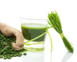 Gerstengras-Saft, Tabletten und frische Halme – ideal für die Stillzeit.