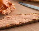Teewurst auf Brot, ein Genuss, der auch in der Schwangerschaft erlaubt ist.