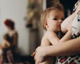 Ein Kleinkind stillt liebevoll. Die Mutter genießt diesen Moment, der für sie und ihr Kind mehr bedeutet als nur Ernährung. Langzeitstillen bis 10 Jahre ist eine besondere Bindung.