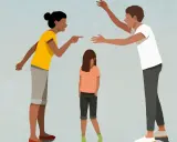 Ein **Streit mit Kind eskaliert**: Eltern streiten sich heftig, während das Kind dazwischen steht und hilflos wirkt.