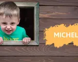 Ein frecher Junge namens Michel schaut aus einem Holzhaus. Michel ist einer der vielen einsilbigen Jungennamen.