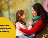 Eine Mutter und ihr Kind lachen sich an. Der Text "Gewaltfreie Kommunikation mit Kindern" und "glücks heldin" sind zu sehen.