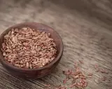 Leinsamen in einer Holzschale, ideal für die Stillzeit.