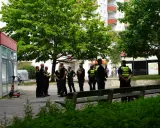 Polizei schreitet ein, wo ein familienstreit eskaliert was tun? Mehrere Beamte stehen vor einem Geschäft und beraten sich.