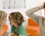 Zwei Kinder streiten sich heftig, während der Vater verzweifelt die Hände über dem Kopf zusammenschlägt. Ein Bild von Geschwisterhass und möglichen Erziehungsfehlern.