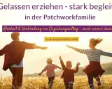 Eine Familie, die eine Patchworkfamilie repräsentiert, rennt glücklich über ein Feld. Sie lernen, gelassen zu erziehen und stark zu begleiten.