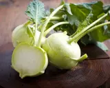 Frische Kohlrabi mit Wassertropfen auf Holz. Ein gesunder Snack, ideal für die Kohlrabi Schwangerschaft.