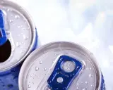 Zwei eisgekühlte Dosen mit blauem Ringpull. Vorsicht bei der Wahl von Energy Drinks in der Schwangerschaft.