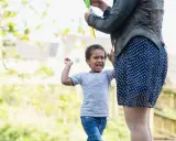 Kind weint, weil es nicht will, dass die Seifenblasen aufhören. Was tun, wenn Kinder schlagen? Geduld und Ablenkung helfen.