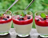 Drei Gläser Panna Cotta mit Beeren und Minze, ein Genuss für jede werdende Mutter.