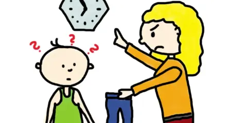 Eine Mutter hält eine Hose hoch und zeigt auf die Uhr. Das Kind ist verwirrt. Konsequent sein ist wichtig.