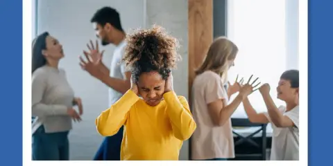 Ein Kind verweigert Hausaufgaben, weil die Eltern streiten. Es hält sich die Ohren zu, während im Hintergrund zwei Paare sich lautstark unterhalten.
