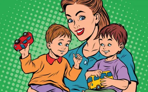 Mutter mit zwei Kindern, die Spielzeugautos halten. Sie ermutigt sie, ihre eigene Meinung zu bilden, während sie spielen.