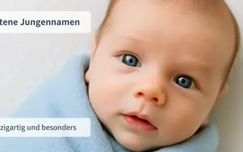Ein süßer Junge mit blauen Augen, eingewickelt in eine blaue Decke. Der Text im Bild spricht von klangvollen Jungennamen, einzigartig und besonders.