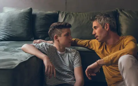 Vater spricht mit seinem Sohn, der in der Pubertät ist. Ich komme mit meinem pubertierenden Sohn nicht mehr klar, aber wir versuchen, uns zu verstehen.