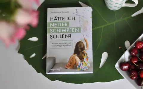 Buchcover "Hätte ich netter schimpfen sollen?" zeigt ein Kind, das malt. Ein Ratgeber für Eltern, die lernen wollen, wie eine Mutter schimpft, ohne ihr Kind zu verletzen.