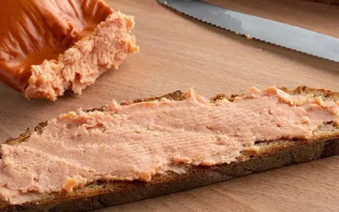 Teewurst auf Brot, ein Genuss, der auch in der Schwangerschaft erlaubt ist.