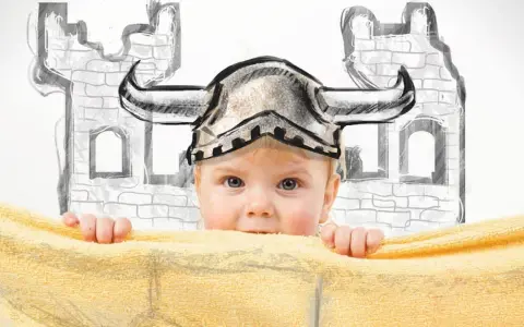 Kleines Wikinger-Baby mit Helm vor einer Burgkulisse. Vielleicht ein zukünftiger Held mit einem Namen wie Astrid oder Freya?
