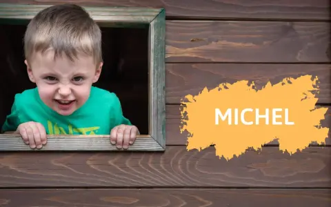 Ein frecher Junge namens Michel schaut aus einem Holzhaus. Michel ist einer der vielen einsilbigen Jungennamen.