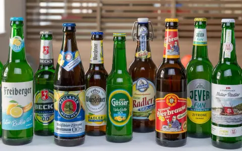Eine Auswahl alkoholfreier Radler-Sorten, ideal für die Schwangerschaft.
