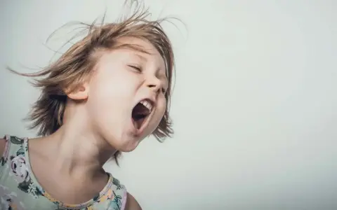 Kind schreit wütend. Wenn mein Sohn aggressiv ist, was kann ich machen?