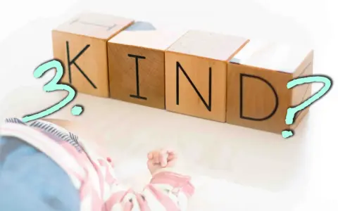 Holzklötze mit den Buchstaben K, I, N, D und einem Fragezeichen. Daneben liegt ein Baby. Ist das dritte Kind eine falsche Entscheidung?