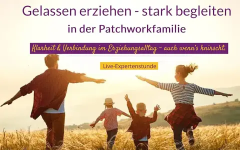 Eine Familie, die eine Patchworkfamilie repräsentiert, rennt glücklich über ein Feld. Sie lernen, gelassen zu erziehen und stark zu begleiten.