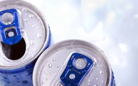 Zwei eisgekühlte Dosen mit blauem Ringpull. Vorsicht bei der Wahl von Energy Drinks in der Schwangerschaft.