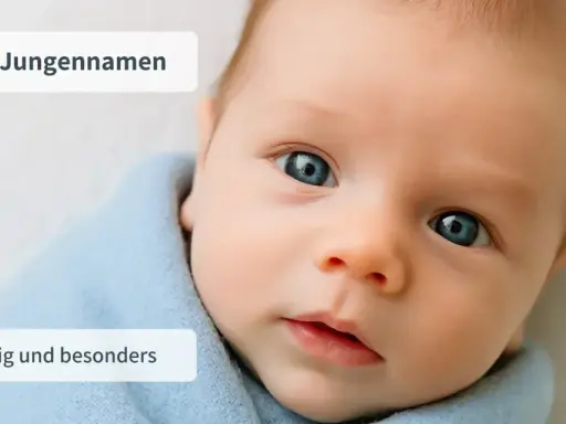 Ein süßer Junge mit blauen Augen, eingewickelt in eine blaue Decke. Der Text im Bild spricht von klangvollen Jungennamen, einzigartig und besonders.
