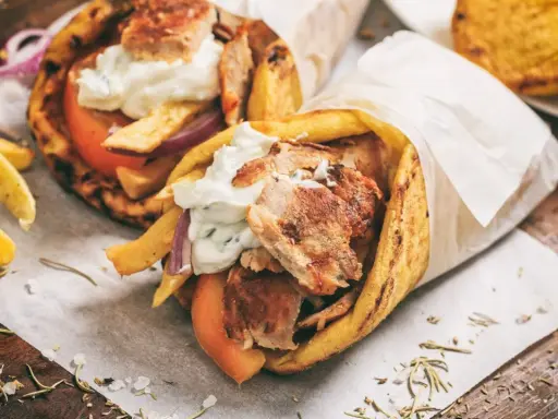 Zwei saftige Gyros-Wraps mit Fleisch, Pommes, Tomaten und Tzatziki. Perfekt für eine Schwangerschaft, wenn der Heißhunger kommt!