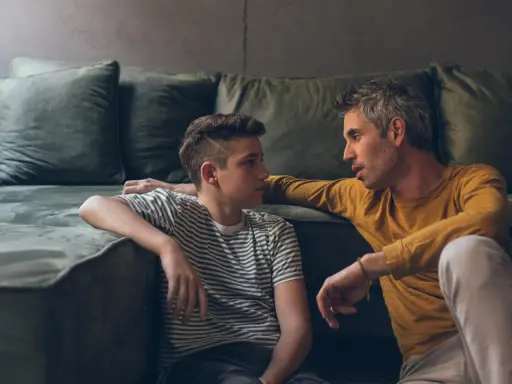 Vater spricht mit seinem Sohn, der in der Pubertät ist. Ich komme mit meinem pubertierenden Sohn nicht mehr klar, aber wir versuchen, uns zu verstehen.
